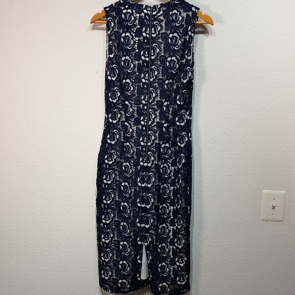 Alice + Olivia Sleeveless Navy Floral Lace Sheath Dress size 6 NWT - Picture 8 of 13